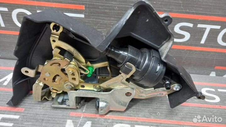 Замок двери задний левый Mercedes-Benz E-Class