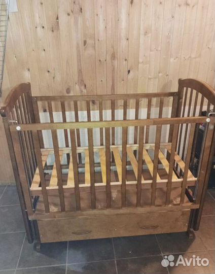 Детская кроватка с маятником