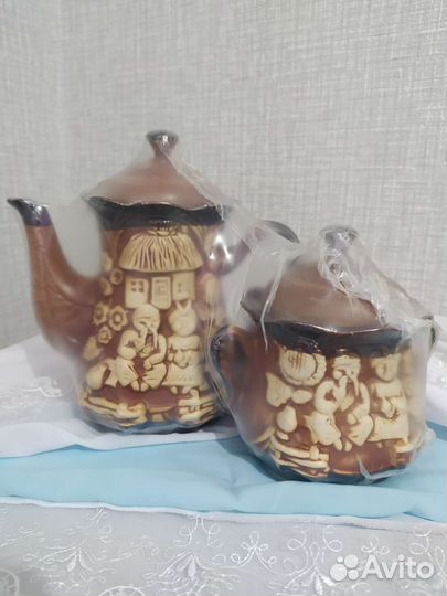 Чайник и сахарница