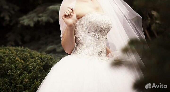 Свадебное платье со стразами на корсете