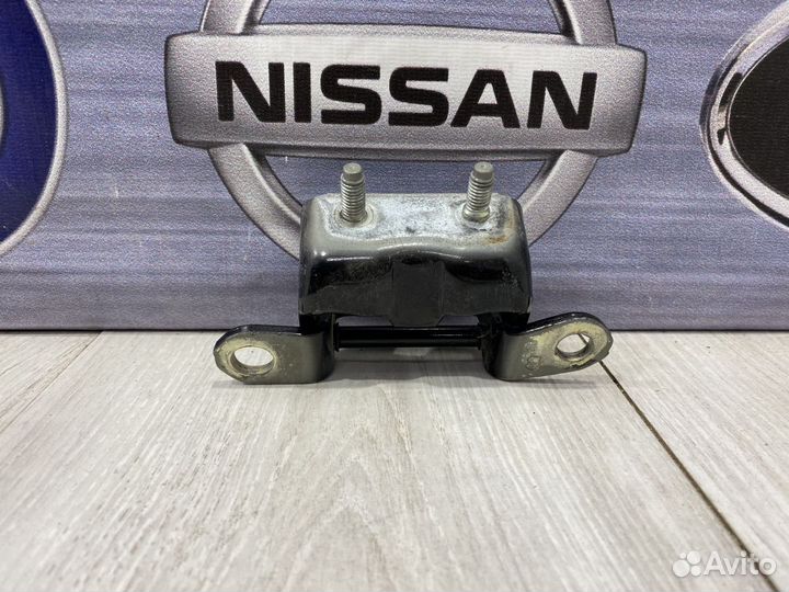 Петля двери Nissan almera G15 Прав