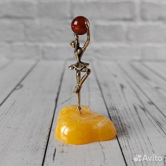 Статуэтка Балерина на янтаре, бронза