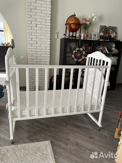 Детская кроватка с маятником и ящиком