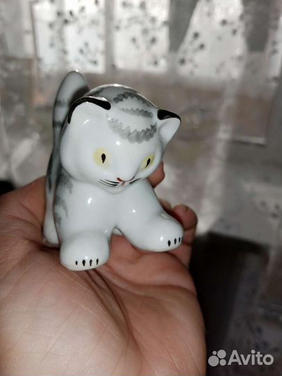 Котёнок фарфоровый