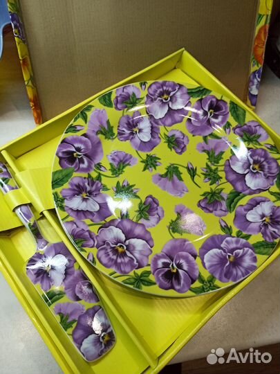 Тортовница с лопаткой