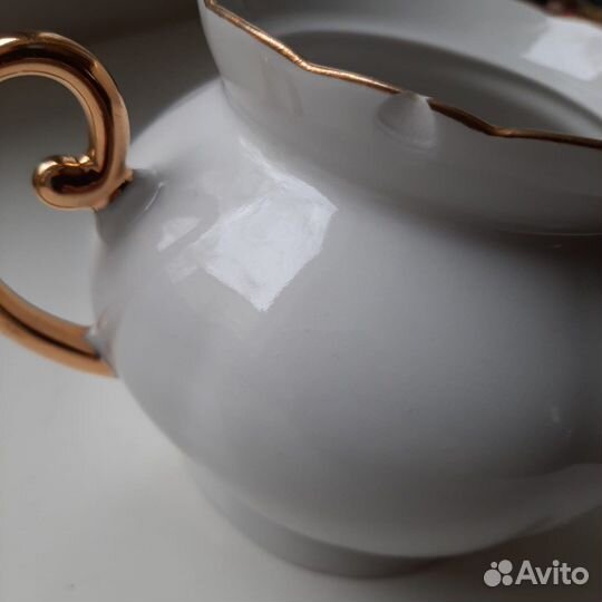 Заварочный чайник и сахарница