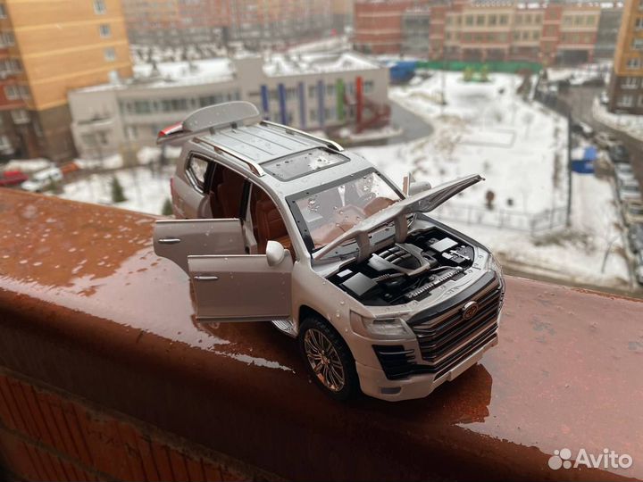 Модель металлическая Toyota Land Cruiser 200 белый