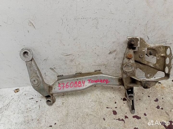 Кронштейн компрессора пневмоподвески 7L0616879