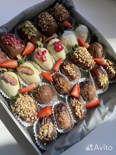 Клубника,банан,финики в бельгийском шоколаде