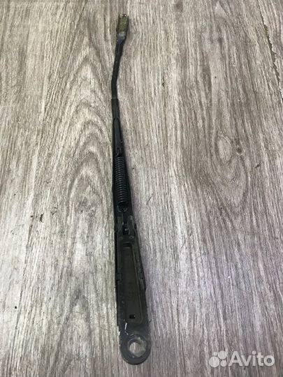 Поводок дворника передний левый Mercedes Ml-350