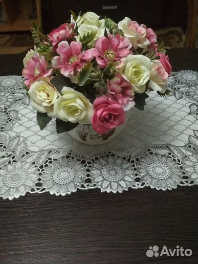 Искусственные розы в горшке