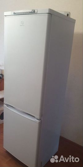 Холодильник Indesit под ремонт или на запчасти