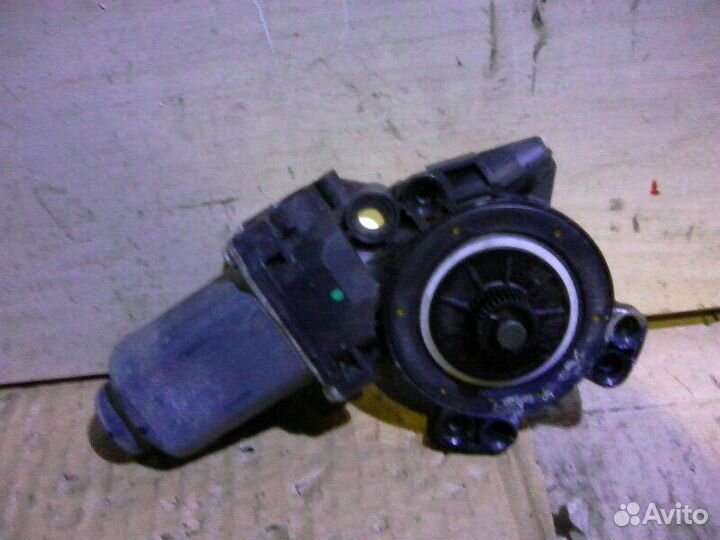 Моторчик стеклоподъемника правый Kia Rio 3