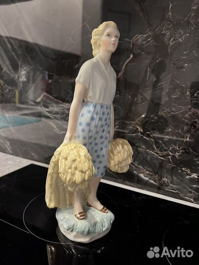 Статуэтка Девушка со снопами Рига