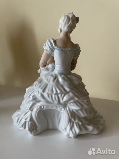 Статуэтка балерина завязывает пуанты германия