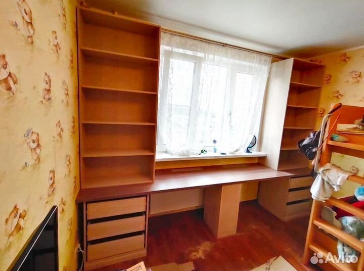 Рабочая зона: шкаф, стеллаж, стол, полки