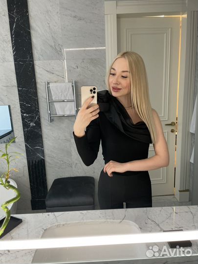 Топ на одно плечо с розой в черном цвете