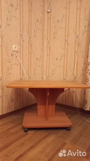 Продам столы и тумбочки б/у