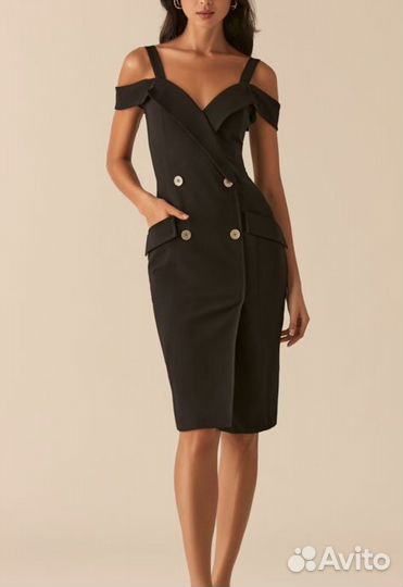 Черное платье-футляр с открытыми плечами