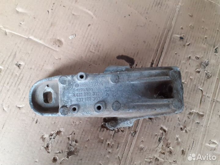 Кронштейн двигателя левый Ауди 100 С3 2.3 бензин