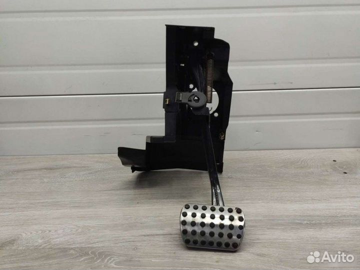 Педаль тормоза Mercedes C W203