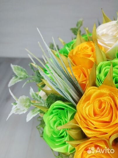 Цветы из атласных лент в шляпной коробке р. работы