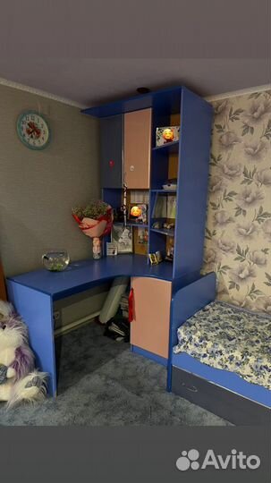 Угловой письменный стол + кровать