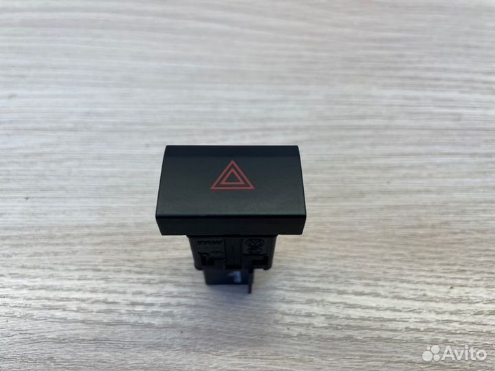 Кнопка аварийной сигнализации Volkswagen Polo