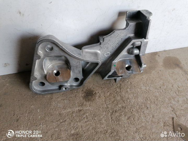 Кронштейн двигателя правый Ford Kuga 2008-2012