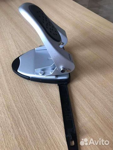 Дырокол для двух отверстий канцелярский