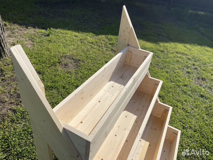 Ярусная грядка-кашпо в виде лесенки