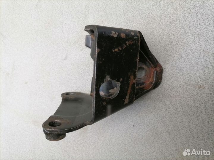 Кронштейн опоры двигателя VW Passat (B4) 1994-1996