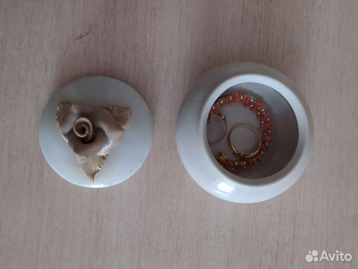 Маленькая вазочка, шкатулки, статуэтки