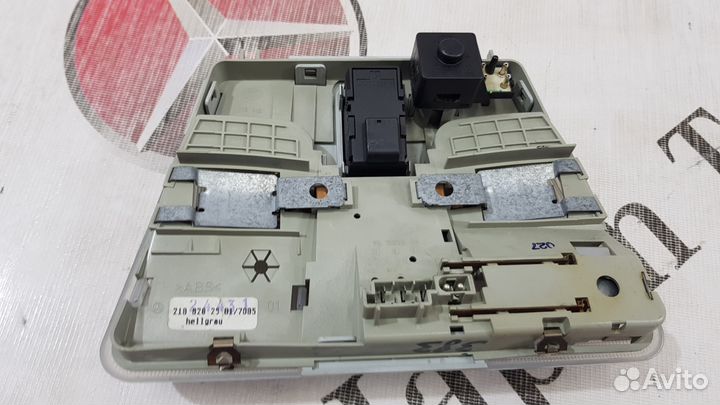 Плафон освещения салона на Mersedes-Benz W210