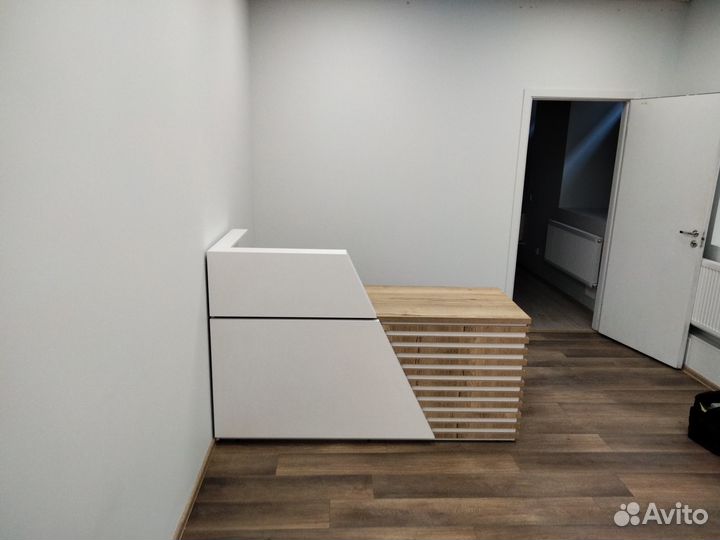 Стойка ресепшн белая