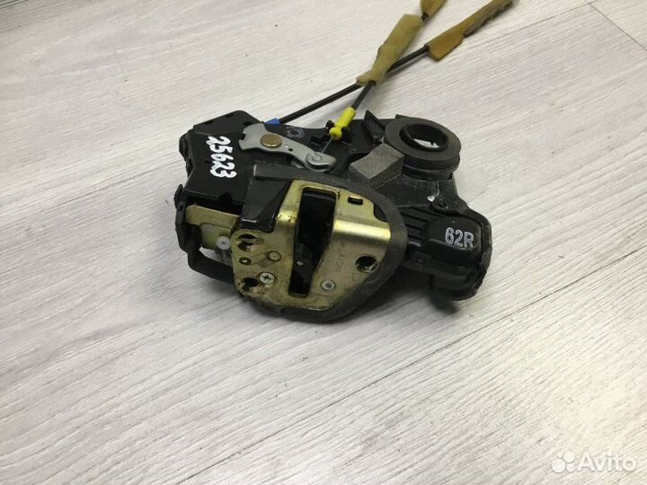 Замок двери передний правый Toyota Corolla Verso