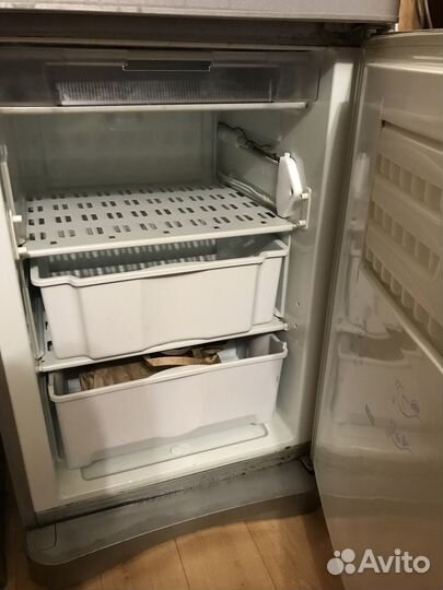 Холодильник Indesit неисправный