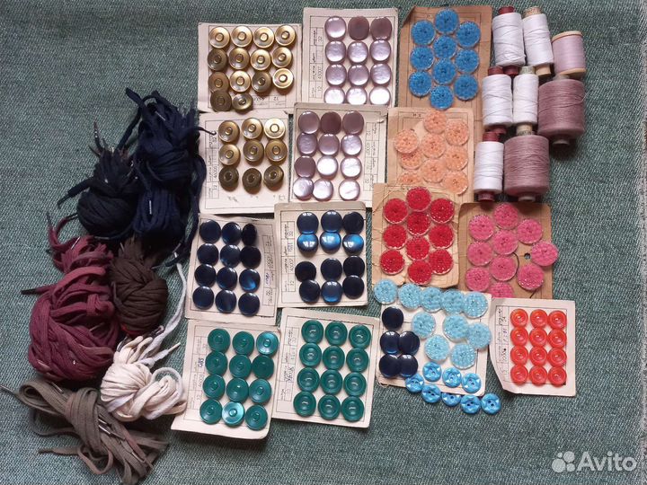 Пуговицы, нитки, шнурки