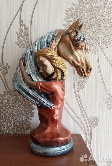 Статуэтка Девушка с конём