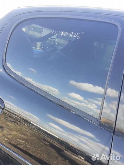 Заднее правое стекло Peugeot 206