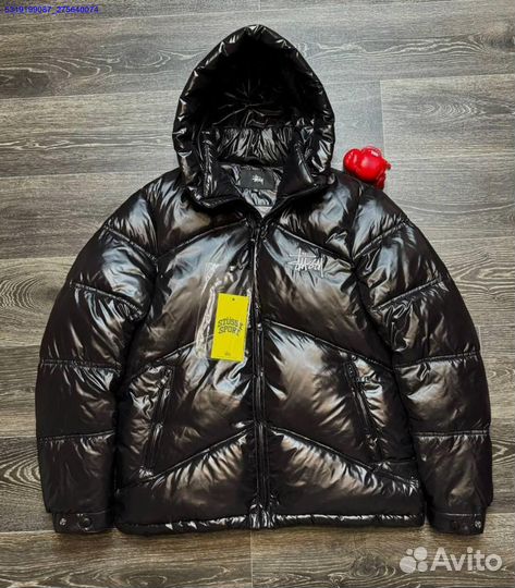 Яркий глянцевый пуховик Stussy для холодов