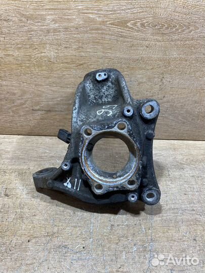 Поворотный кулак правый VW Passat B6 X11