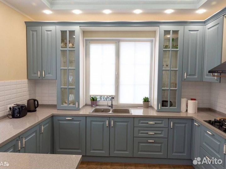 Кухня с каменным островом