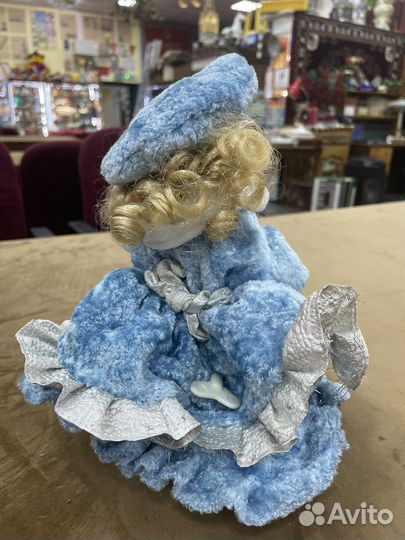 Кукла фарфоровая коллекционная,заводной механизм