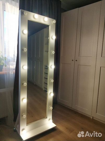Гримерное зеркало с лампами