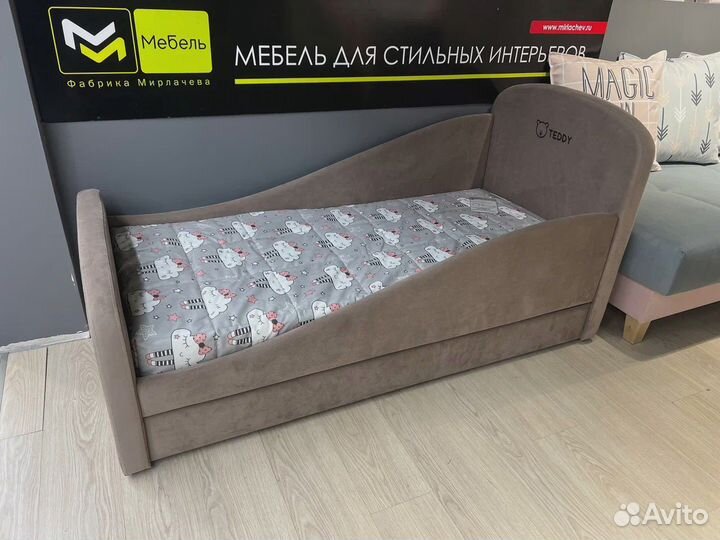 Детская кровать с вышивкой Тедди