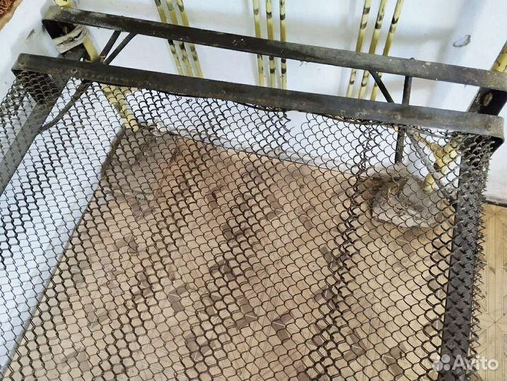 Кровать старинная металлическая и ковер