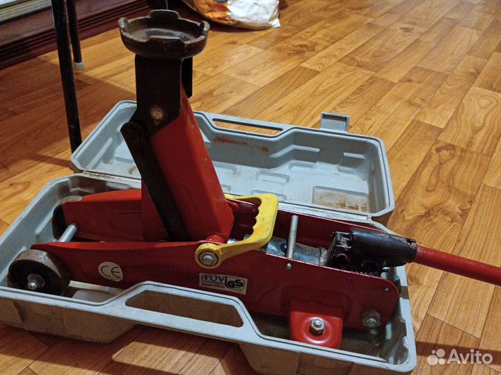 Домкрат подкатной 2 т