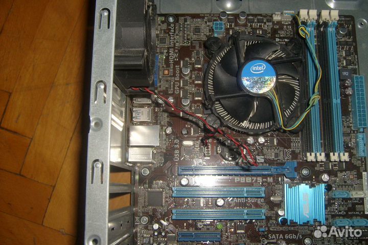 Корпус с материнской платой и процессором