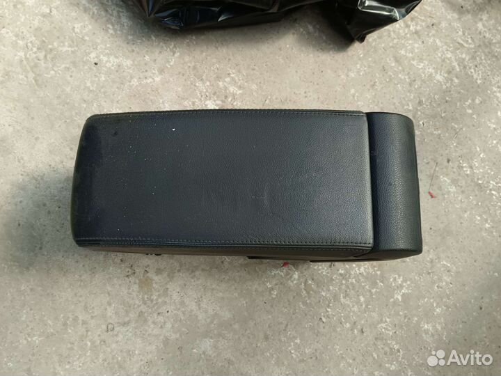 Кожаный подлокотник WV Passat B6 CC B7